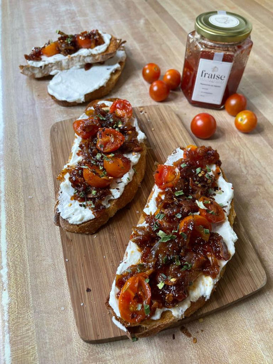 Ricotta Toast con Tocino y Mermelada de Tomate